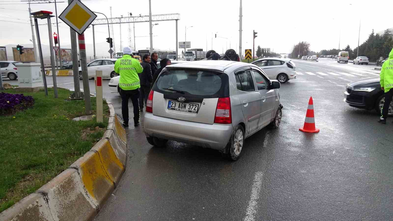 Otomobil ile çarpışan araç ters döndü: 2 yaralı