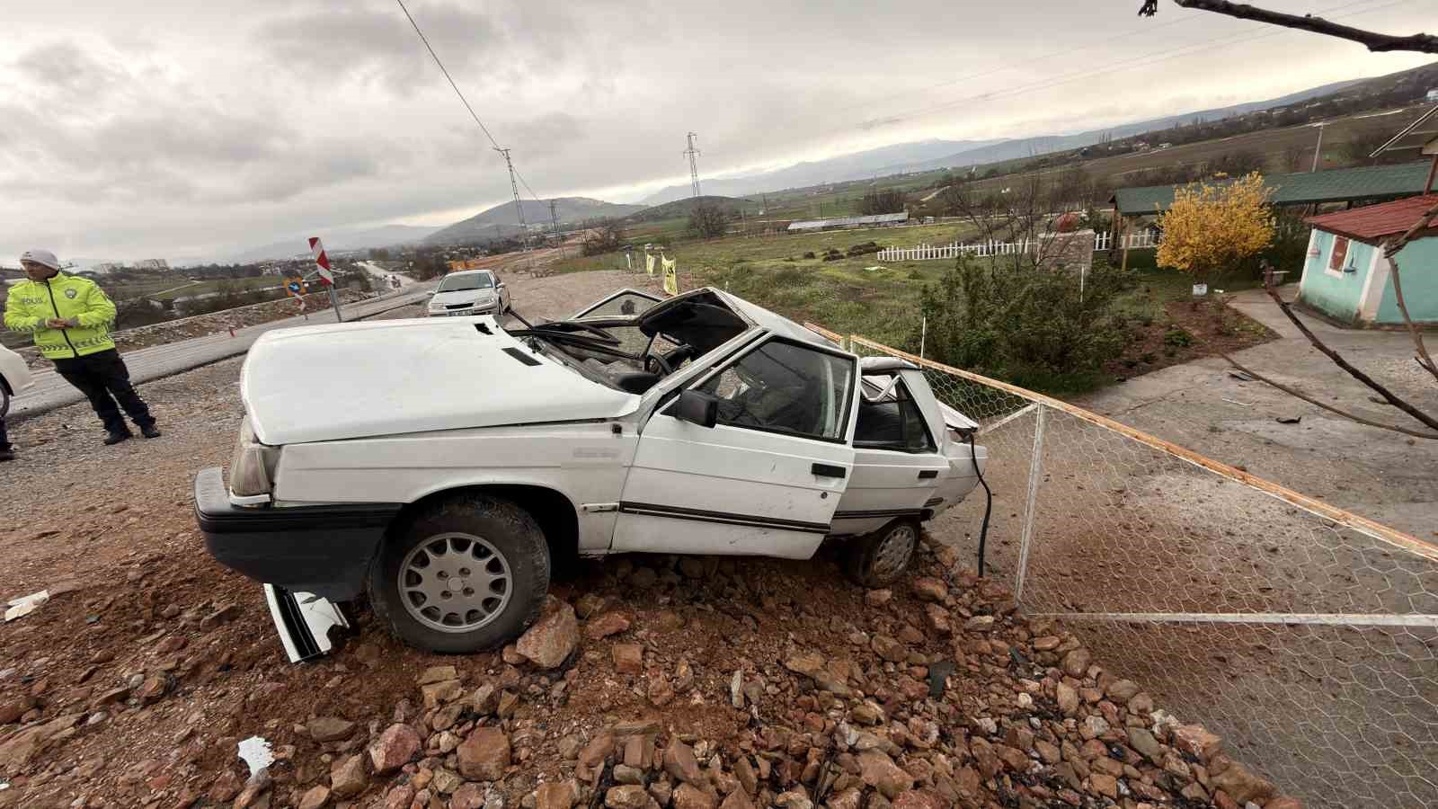 Elektrik direğine &ccedil;arpan otomobil hurdaya d&ouml;nd&uuml;
