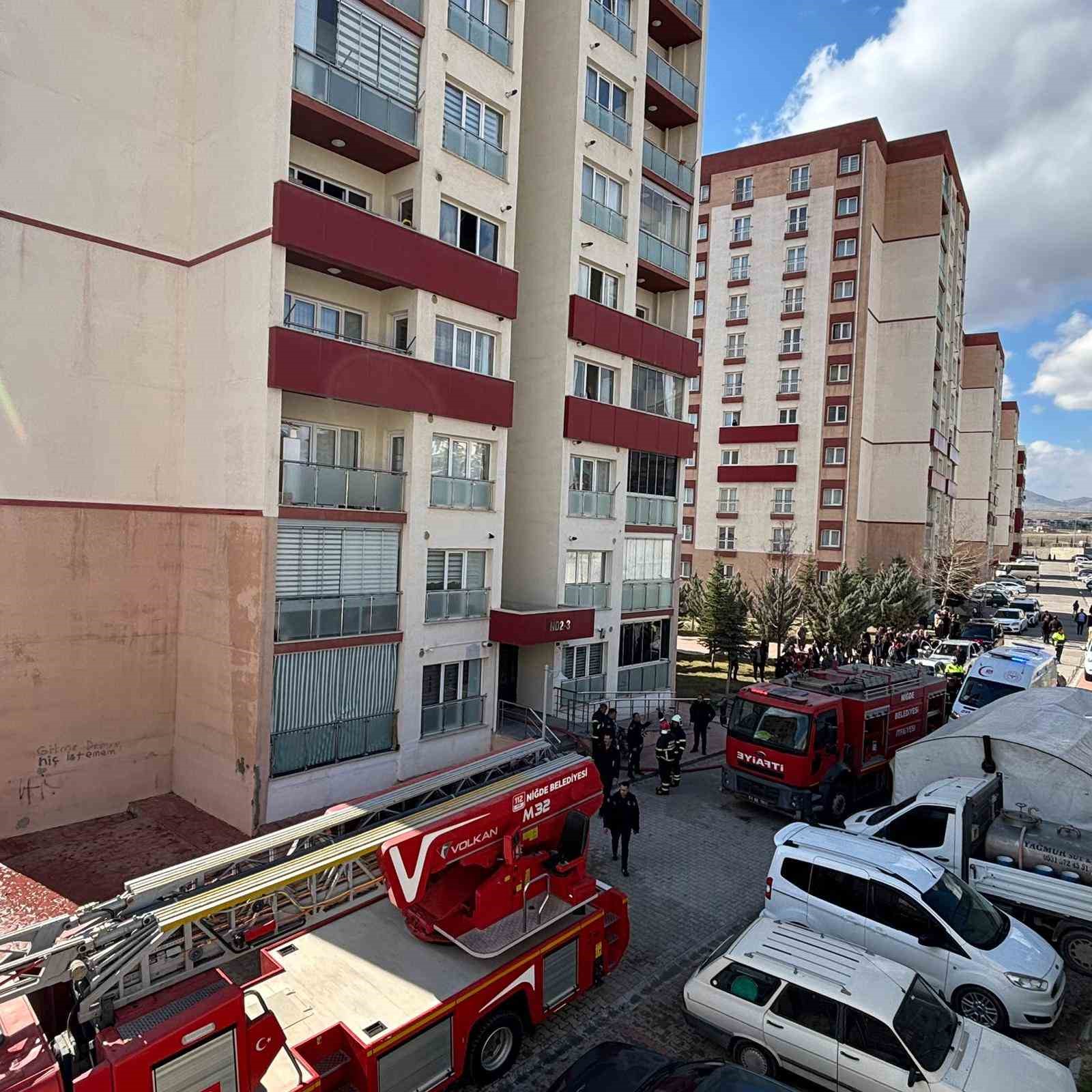 Niğde&rsquo;de 5. katta &ccedil;ıkan yangında 4 kişi tedbir ama&ccedil;lı hastaneye kaldırıldı
