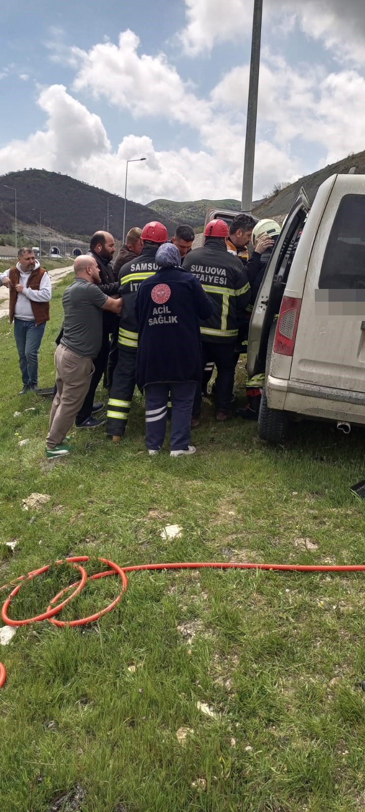 Kamyonet bariyerlere &ccedil;arptı: 5 yaralı
