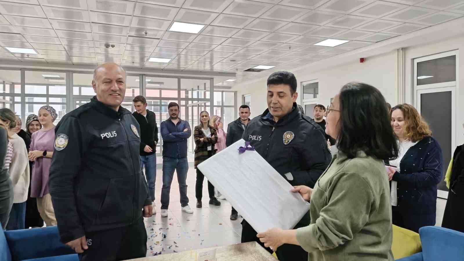 Polisleri "olay var" diyerek &ccedil;ağırdılar, pasta s&uuml;rprizi yaptılar
