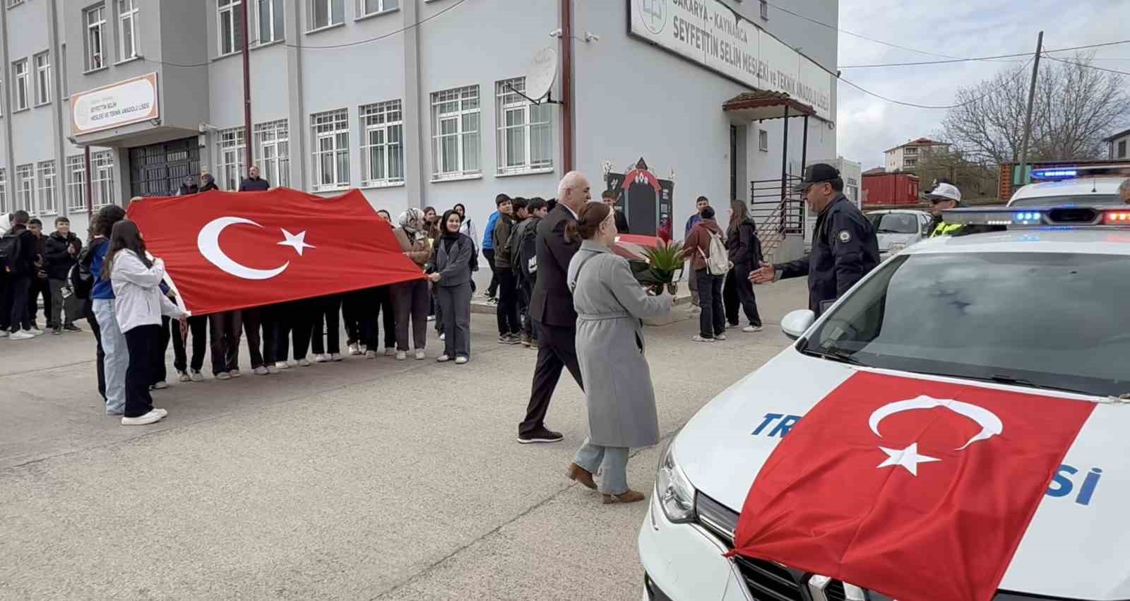 Kavga ihbarı &uuml;zerine geldiler, alkışlarla karşılandılar
