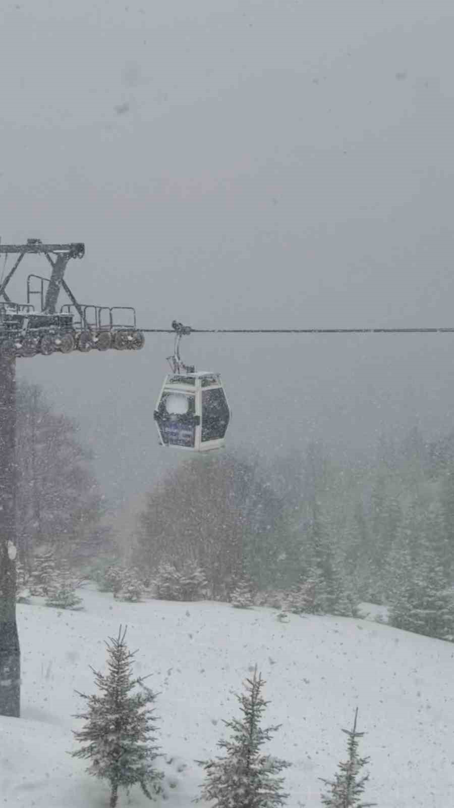 Bursa&rsquo;da Nisan s&uuml;rprizi: Uludağ&rsquo;da kar yağışı etkili oldu
