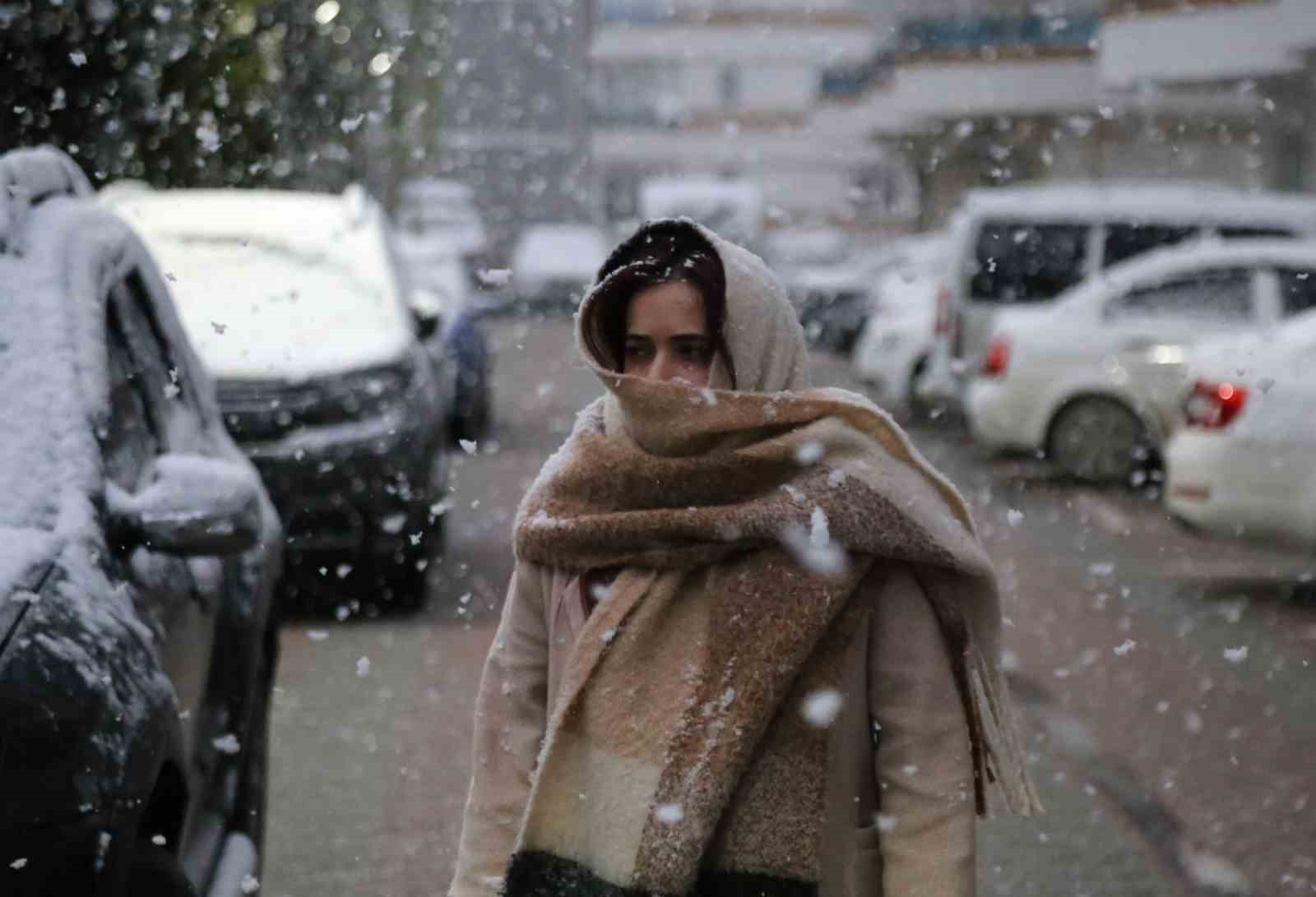 Nisan ayında lapa lapa kar yağışı: Kent merkezini beyaza bürüdü