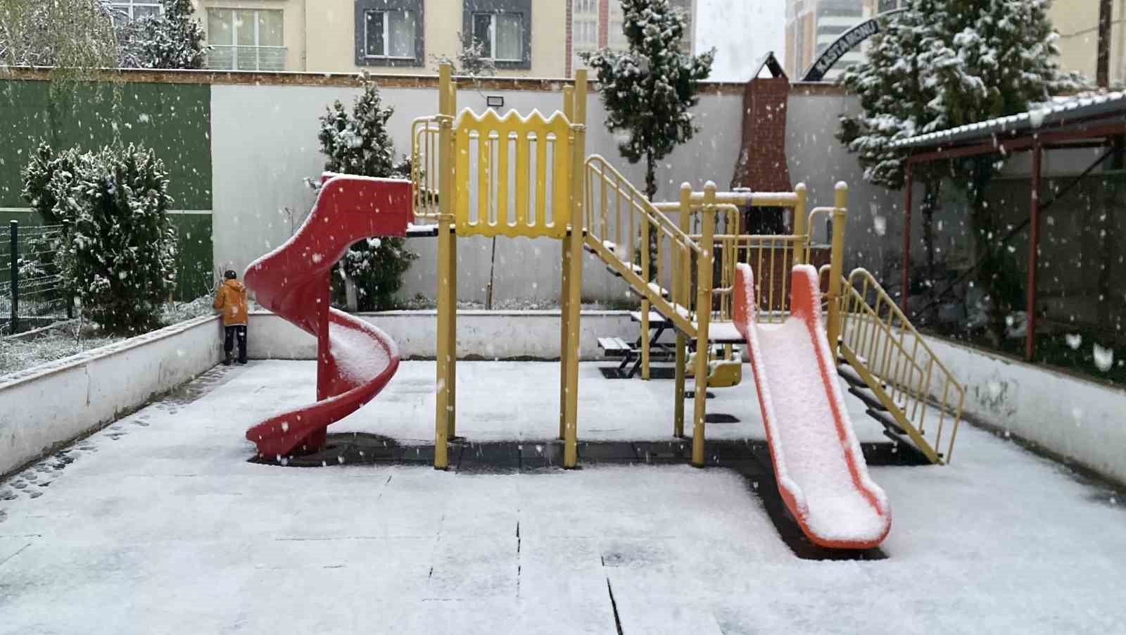 Nisan ayında lapa lapa kar yağışı: Kent merkezini beyaza b&uuml;r&uuml;d&uuml;
