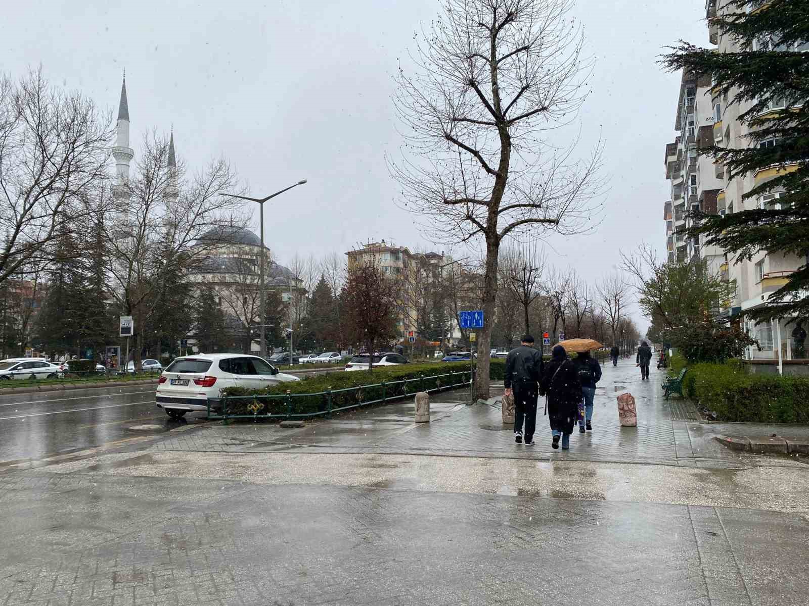 Vatandaşlar karla karışı yağmura hazırlıksız yakalandı
