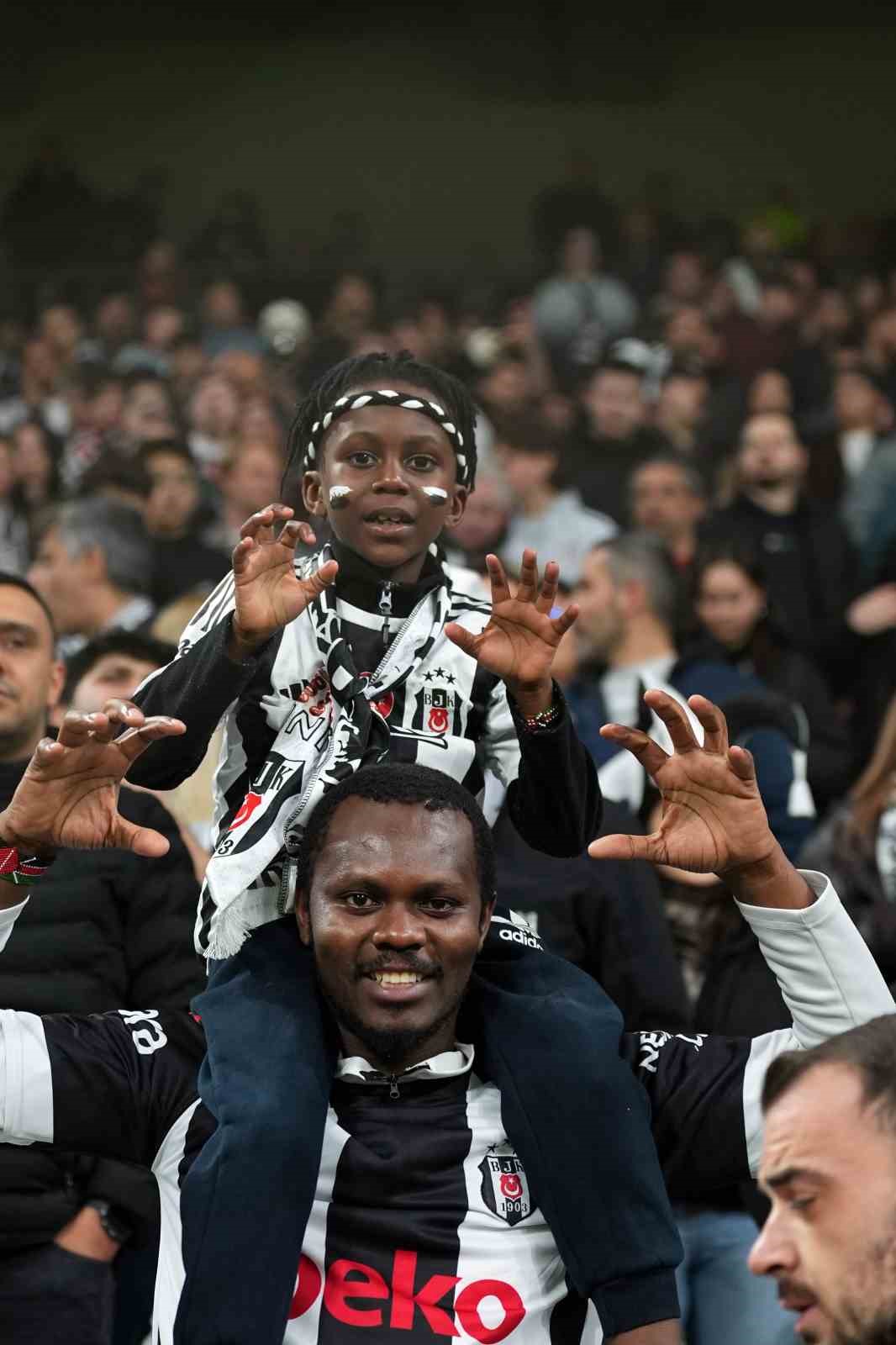 Trendyol S&uuml;per Lig: Beşiktaş: 3 - Antalyaspor: 1 (İlk yarı)
