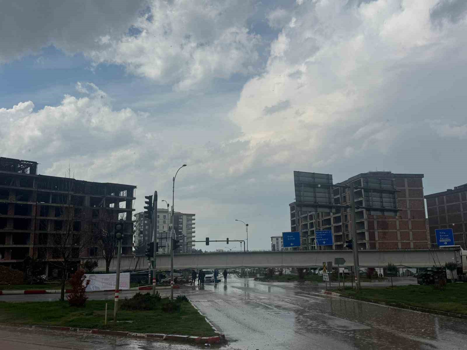 Siirt&rsquo;te tıra y&uuml;kl&uuml; 50 metrelik k&ouml;pr&uuml; kirişi kavşakta takılı kaldı: Yol saatlerdir ulaşıma kapalı
