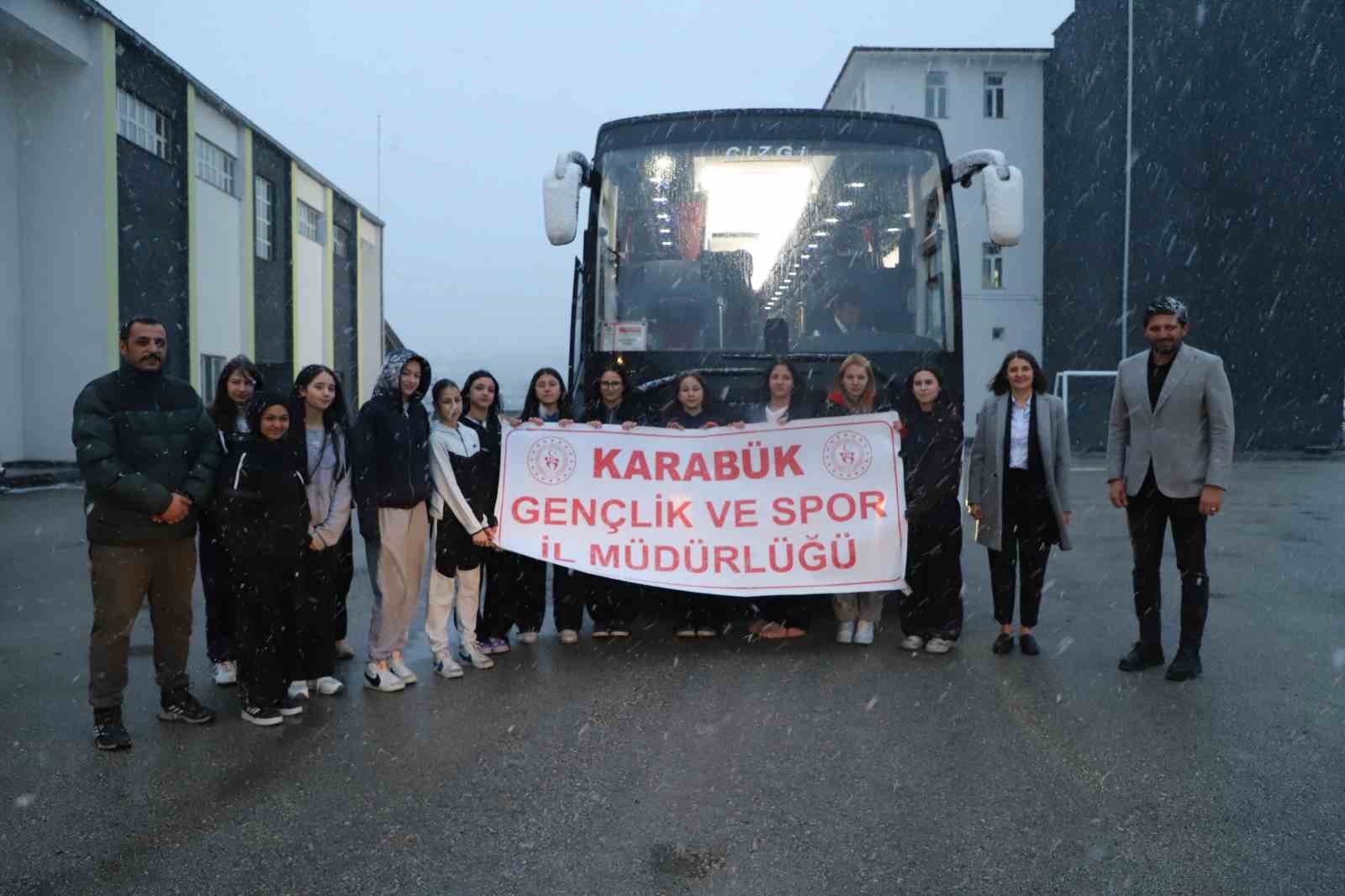 Ovacık’tan Çanakkale’ye giden gençler törenle uğurlandı