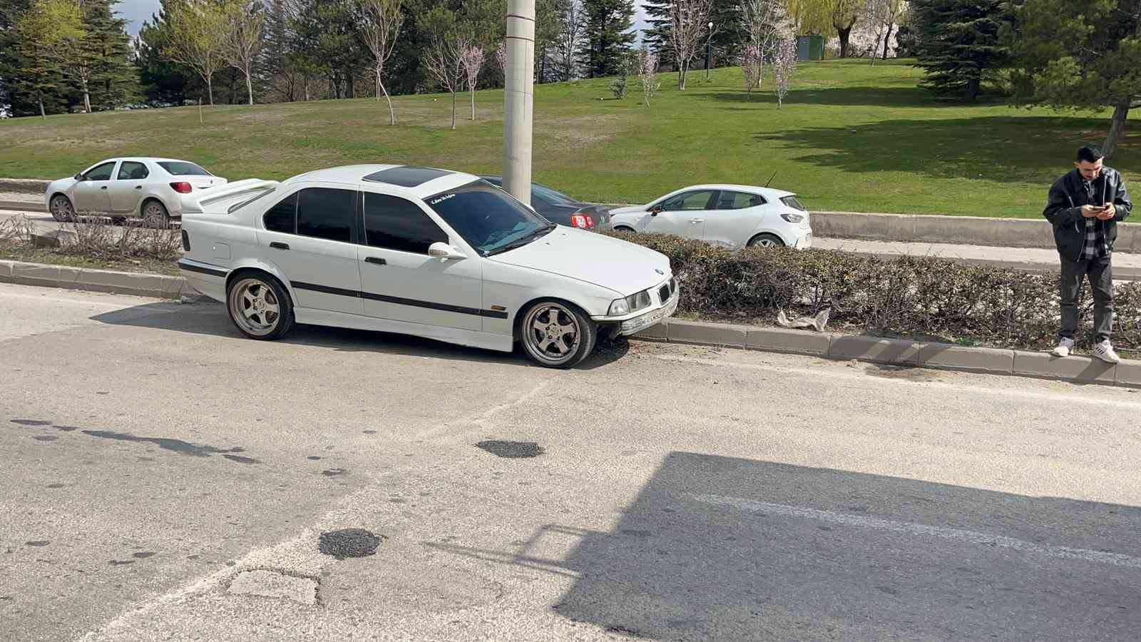 Kontrolden çıkan araç orta refüje çıktı, sürücü yaralandı