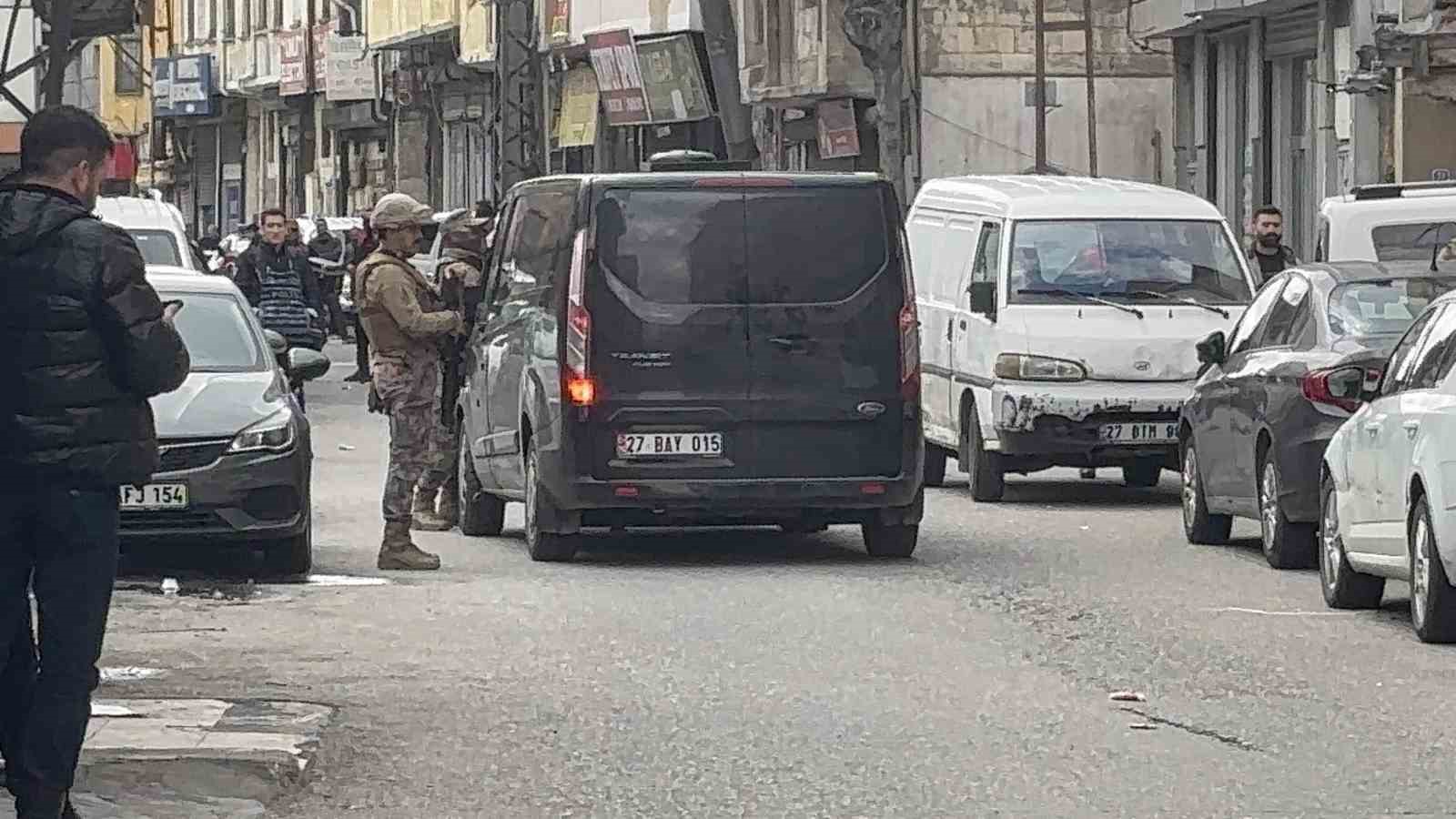Gaziantep’te hareketli dakikalar: 5 kişiyi rehin aldı, polise ateş açtı, yakalandı
