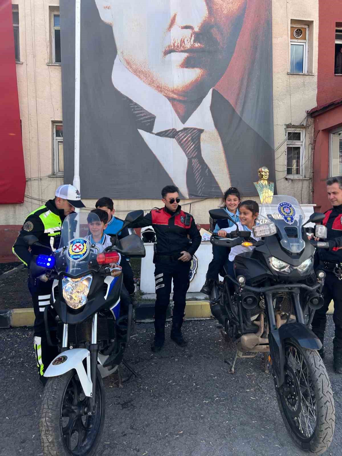 Ağrı&rsquo;da &ouml;ğrenciler Polis Haftası kapsamında emniyeti ziyaret etti
