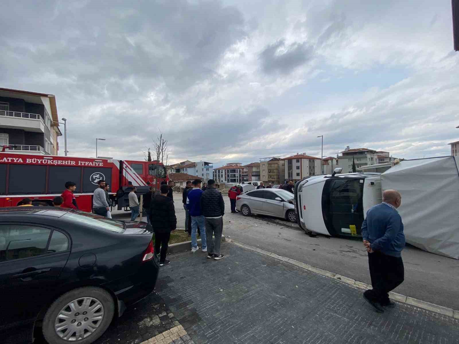 Malatya&rsquo;da kamyonet ile otomobil &ccedil;arpıştı: 2 yaralı
