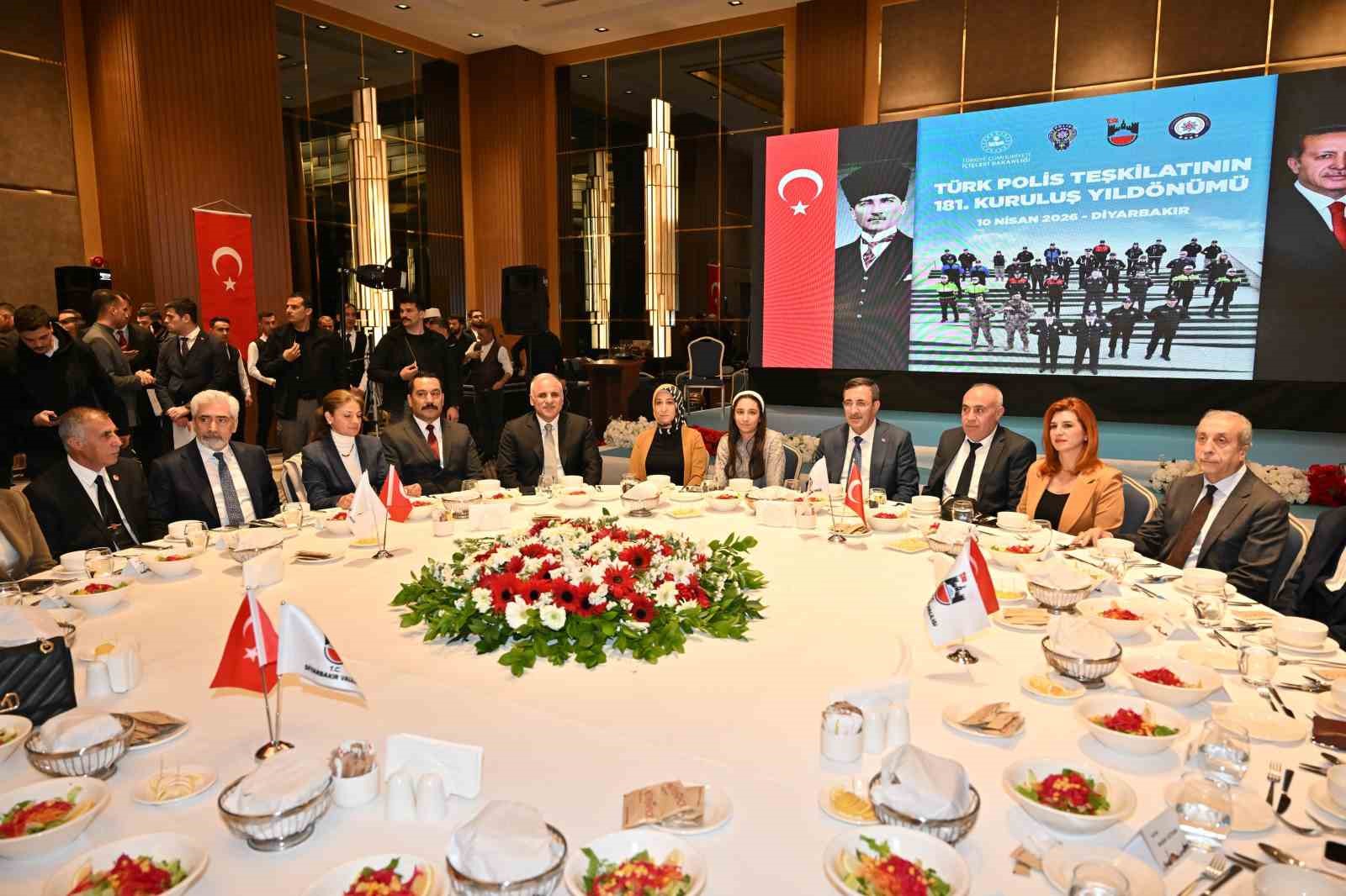 Yılmaz: &rsquo;&rsquo;Attığımız her adımda, y&uuml;r&uuml;tt&uuml;ğ&uuml;m&uuml;z her &ccedil;alışmada aziz şehitlerimizin hatırasına ve gazilerimizin fedakarlığına daima sahip &ccedil;ıkıyoruz&rsquo;&rsquo;
