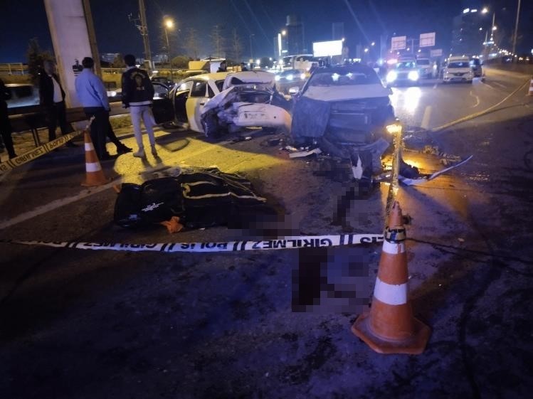 Kadık&ouml;y&rsquo;de emniyet şeridindeki s&uuml;r&uuml;c&uuml;ye otomobil &ccedil;arptı: 1 &ouml;l&uuml;
