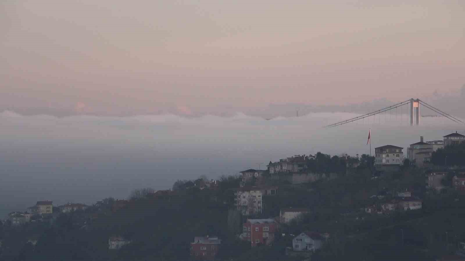 İstanbul Boğazı&rsquo;nda yoğun sis: Fatih Sultan Mehmet K&ouml;pr&uuml;s&uuml; g&ouml;zden kayboldu
