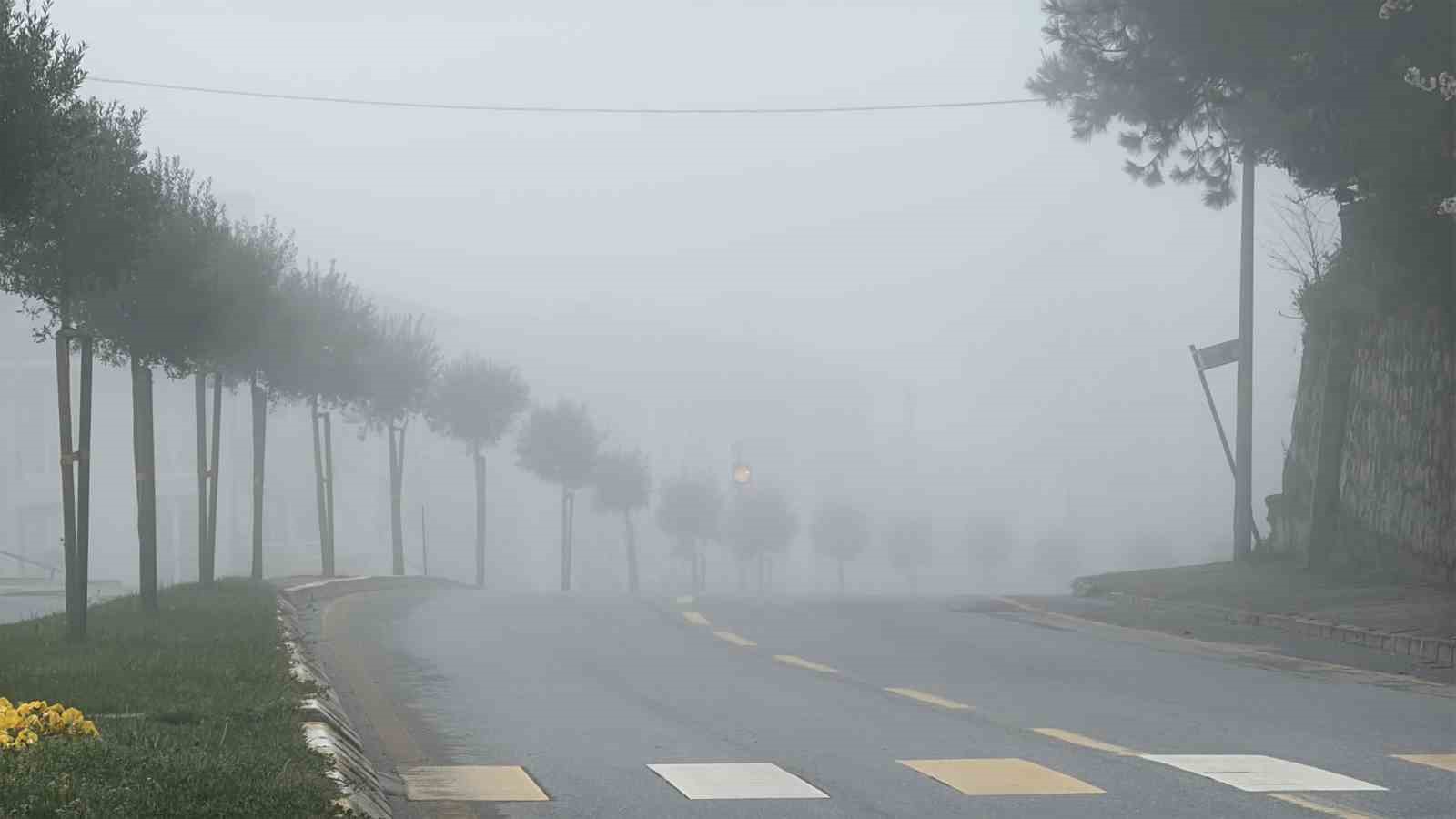 Sis şehri etkisi altına aldı, g&ouml;r&uuml;ş mesafesi 10 metreye kadar d&uuml;şt&uuml;
