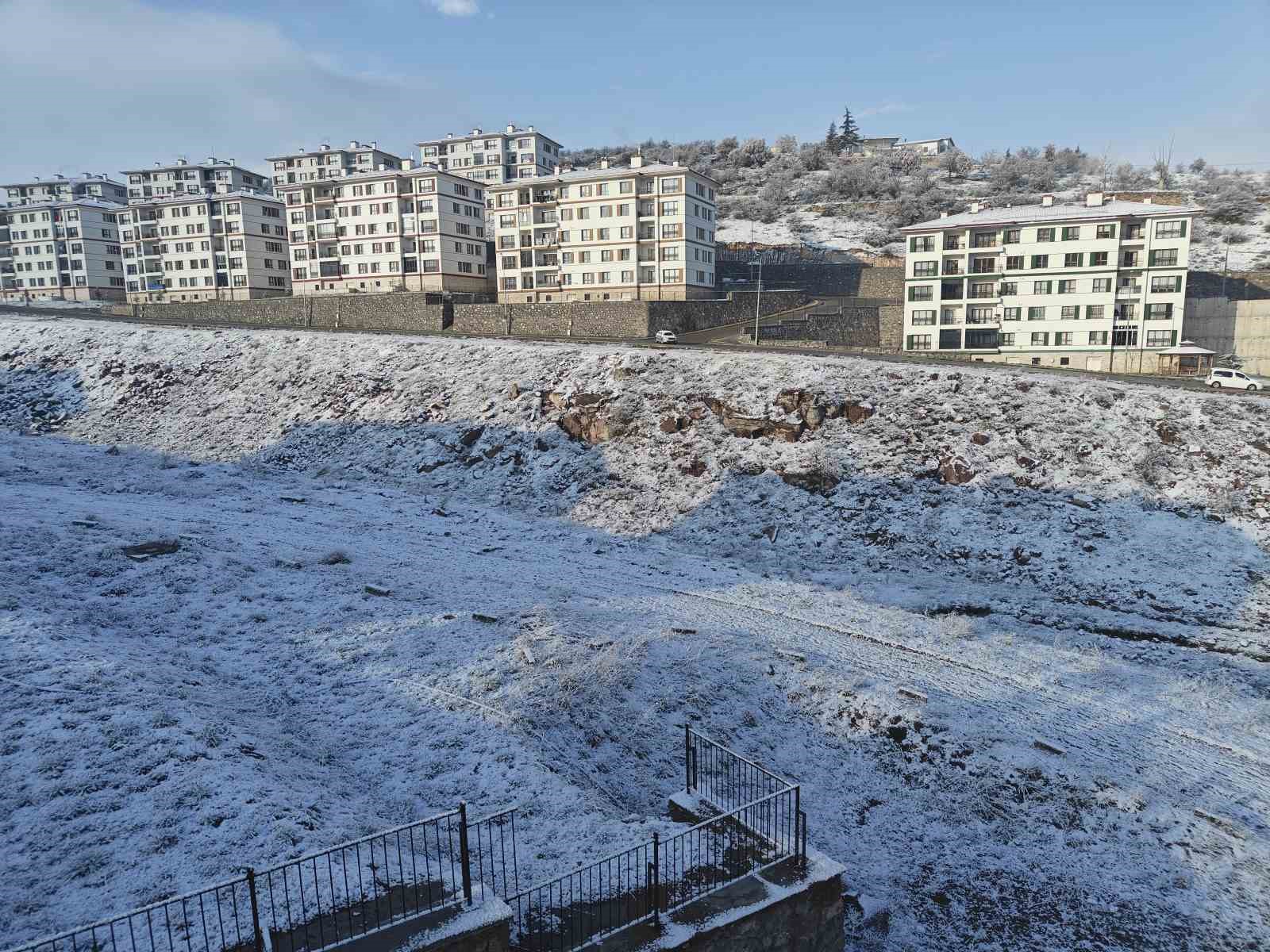 Kayseri&rsquo;ye Nisan ayında kar yağdı
