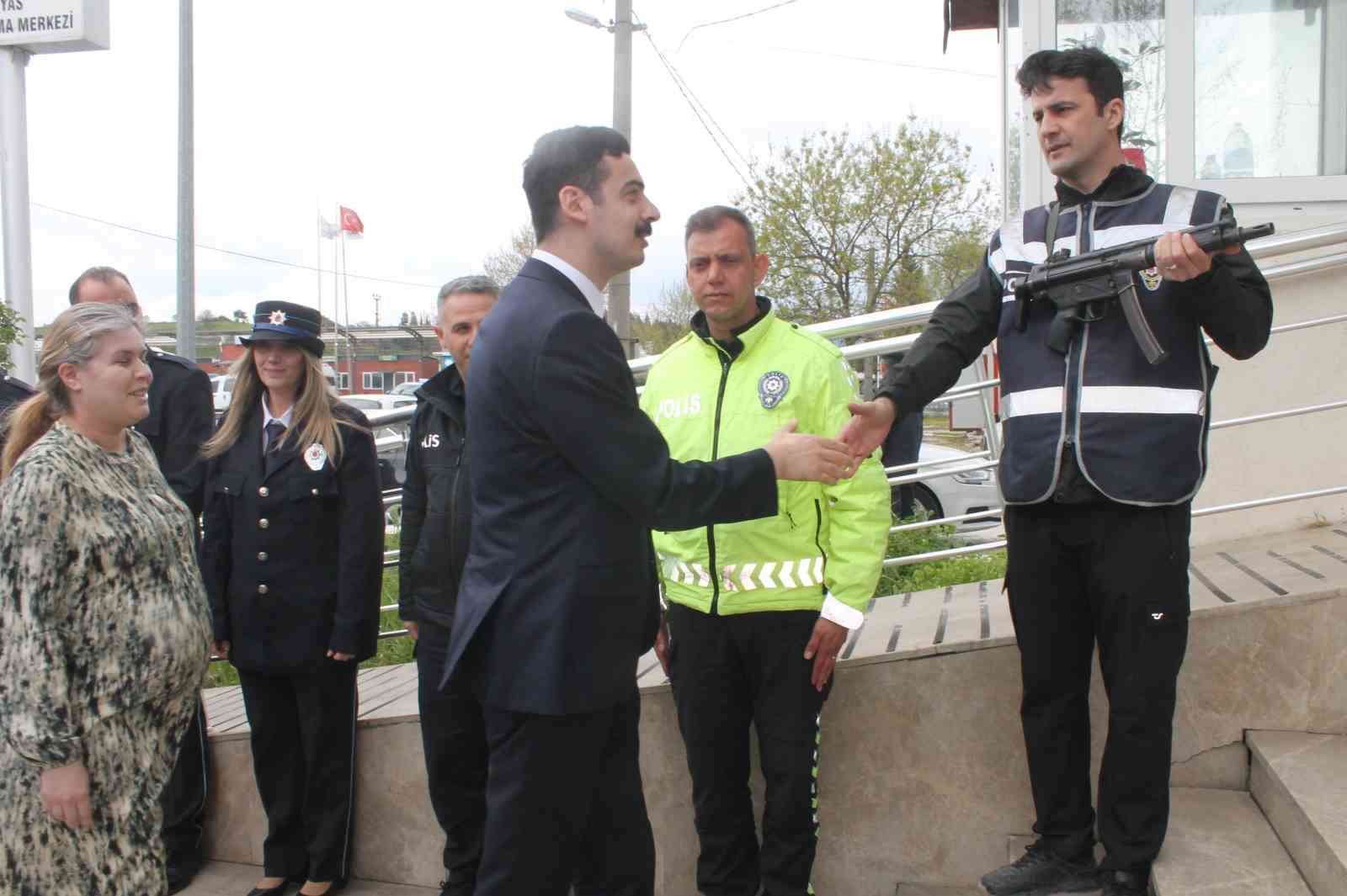 Manyas’ta polis haftası kapsamında pasta kesildi