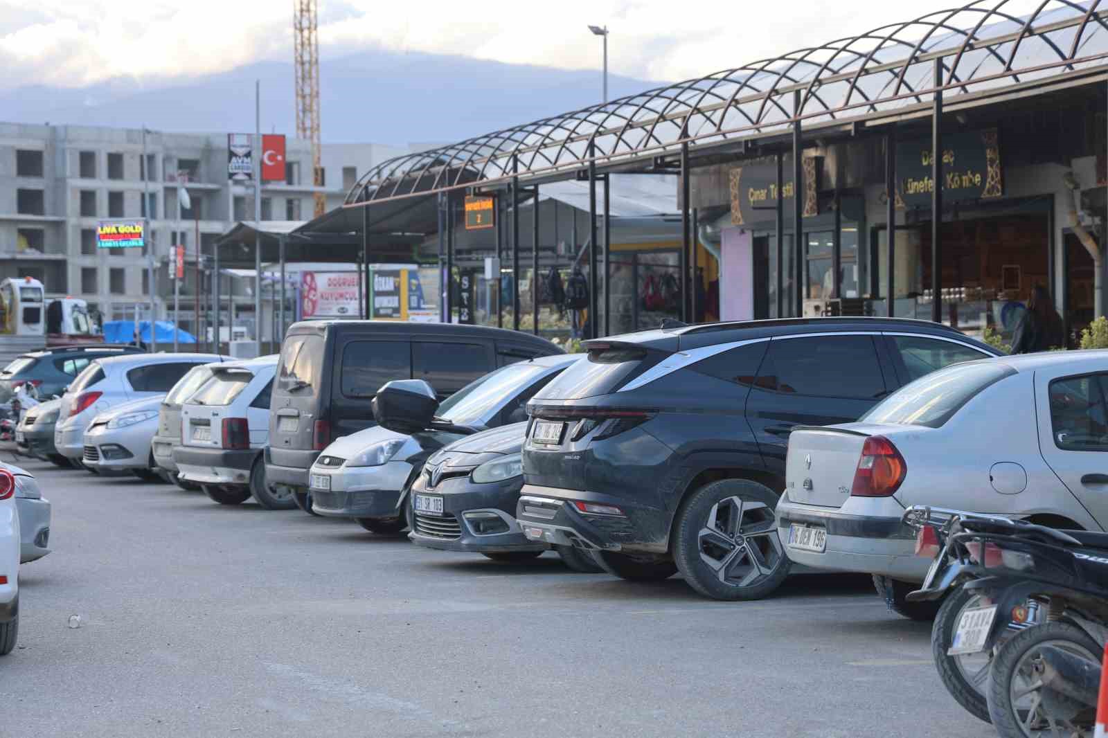 İ&ccedil;i para dolu &ccedil;antayı sinsice kendine yaklaşan kapka&ccedil;&ccedil;ıya kaptırmayan kuyumcu, &ccedil;antasına g&ouml;z diken şahsı yakalayabilmek i&ccedil;in metrelerce kovaladı o anlar kamerada
