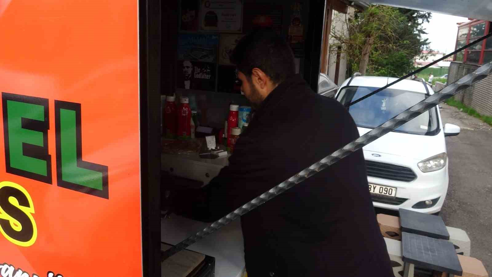 Yıllarca izlediği videolara &ouml;zenen gen&ccedil;, hevesle başladığı işinde 1 bu&ccedil;uk metrekarelik seyyar tezgahında ekmek parasını kazanıyor
