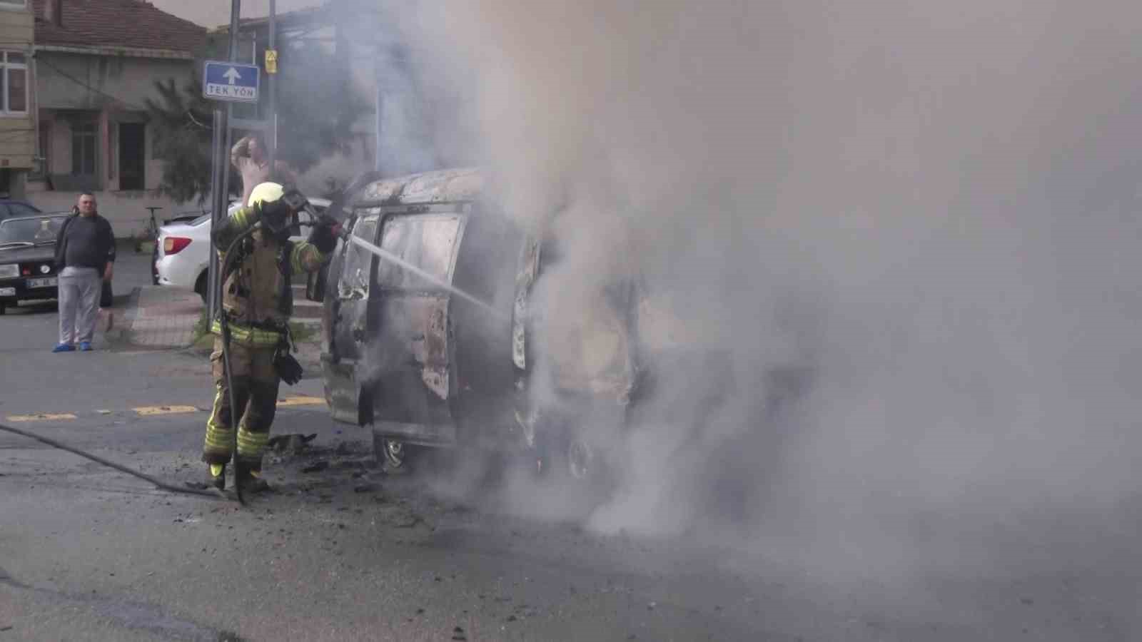 Ataşehir&rsquo;de minib&uuml;s alev alev yandı

