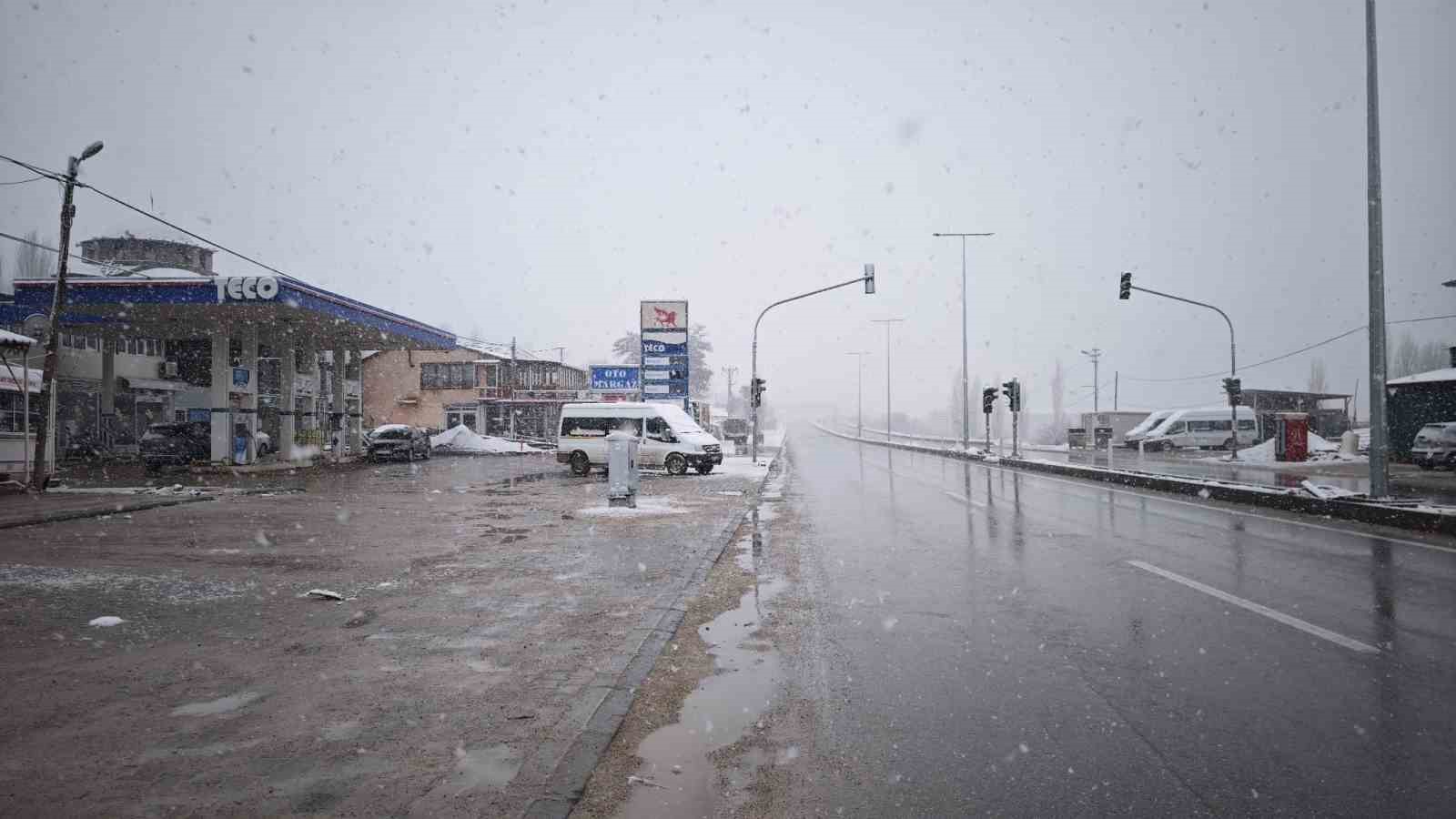 Malatya&rsquo;da kar yağışı etkisini artırdı
