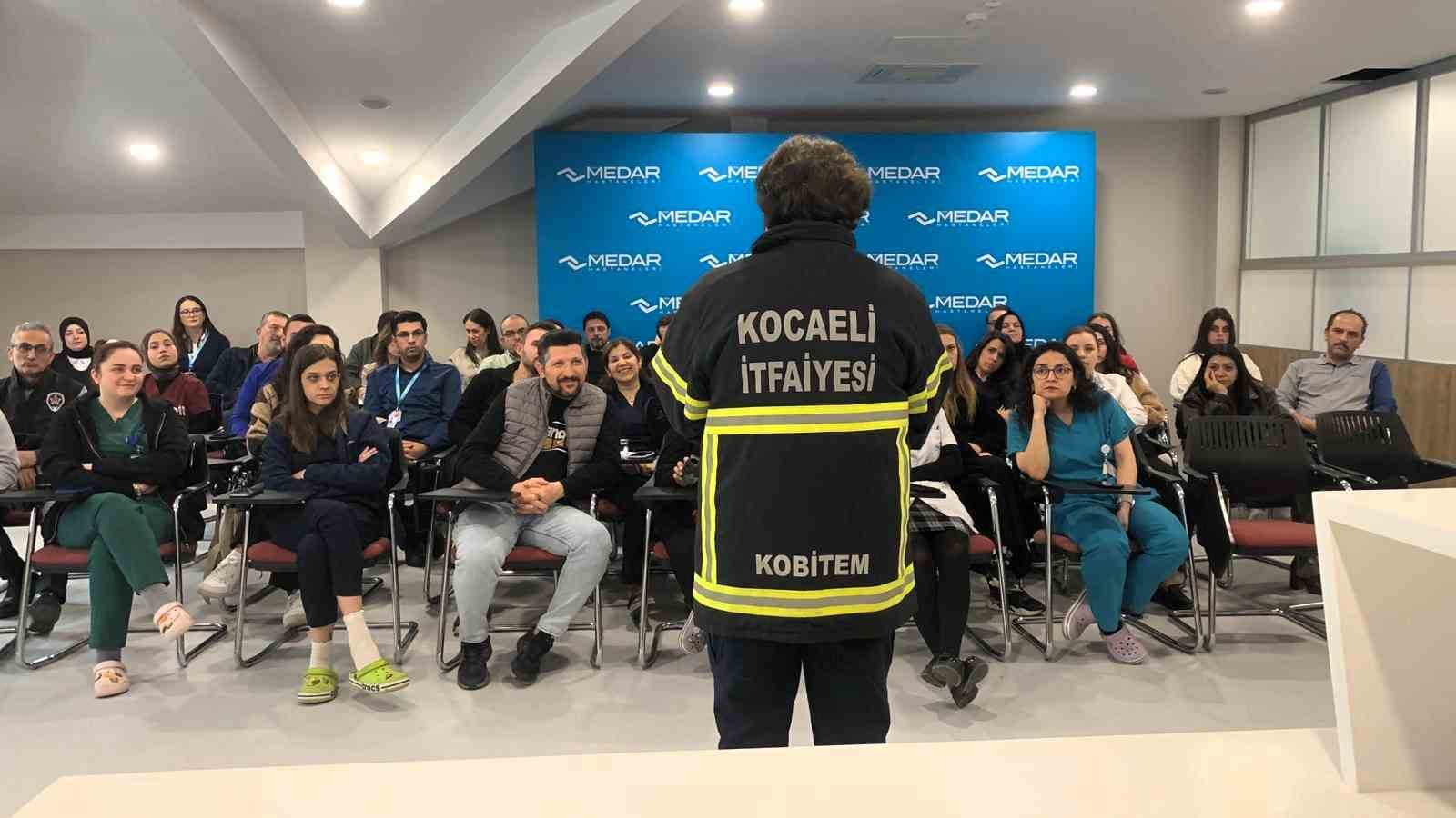 Sağlık &ccedil;alışanlarına uygulamalı yangın eğitimi verildi
