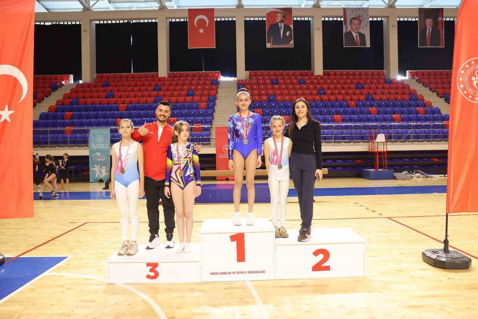 Artistik cimnastik m&uuml;sabakaları tamamlandı
