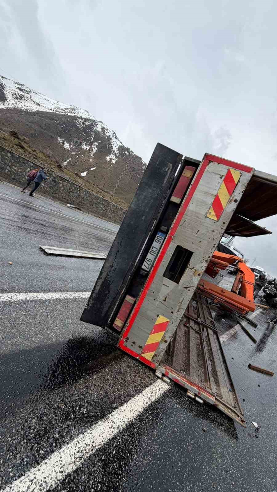 Bitlis&rsquo;te iş makinesi ile tır &ccedil;arpıştı: 1&rsquo;i ağır 3 yaralı
