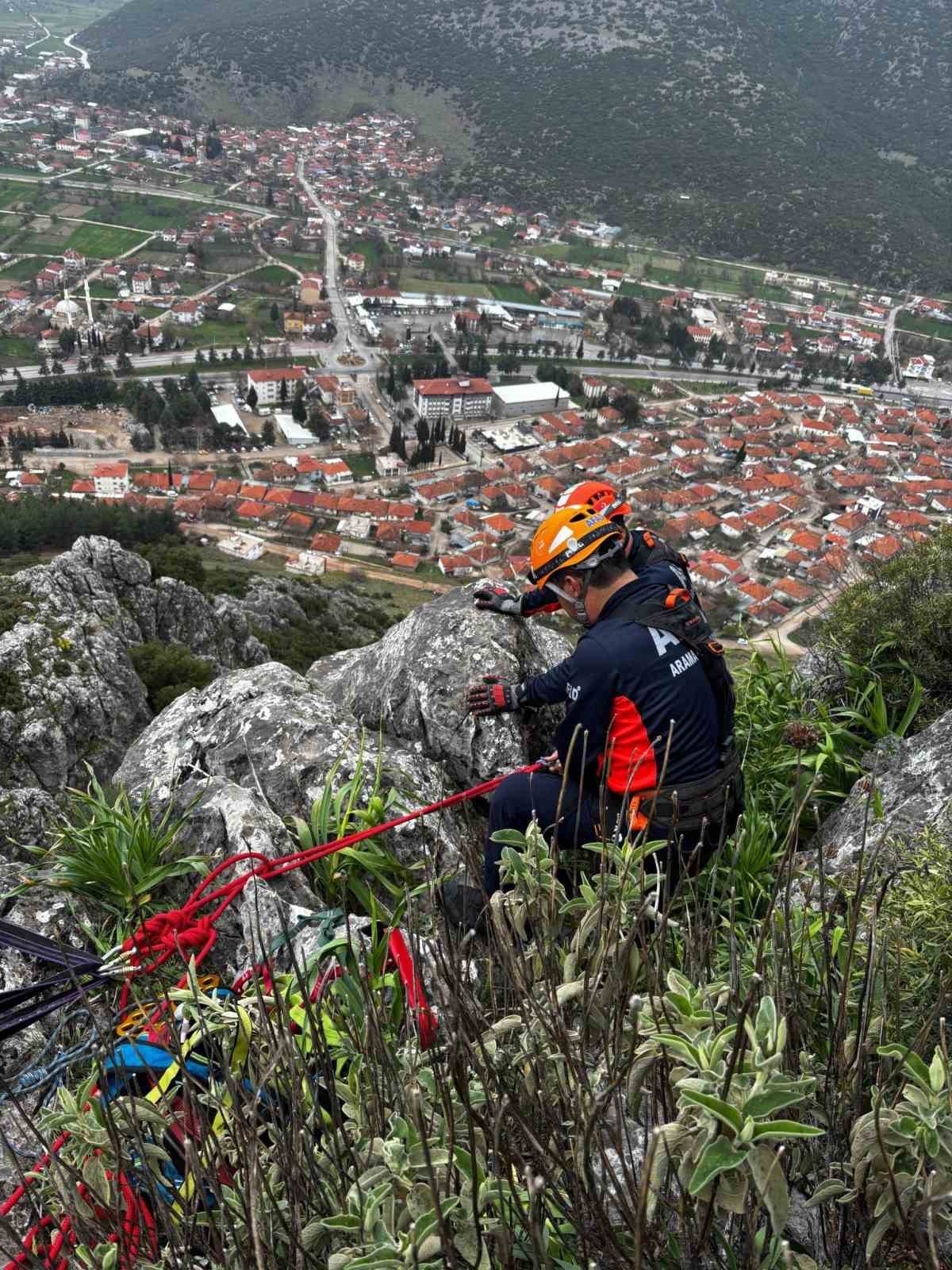 Dağda mahsur kalan ke&ccedil;i kurtarıldı
