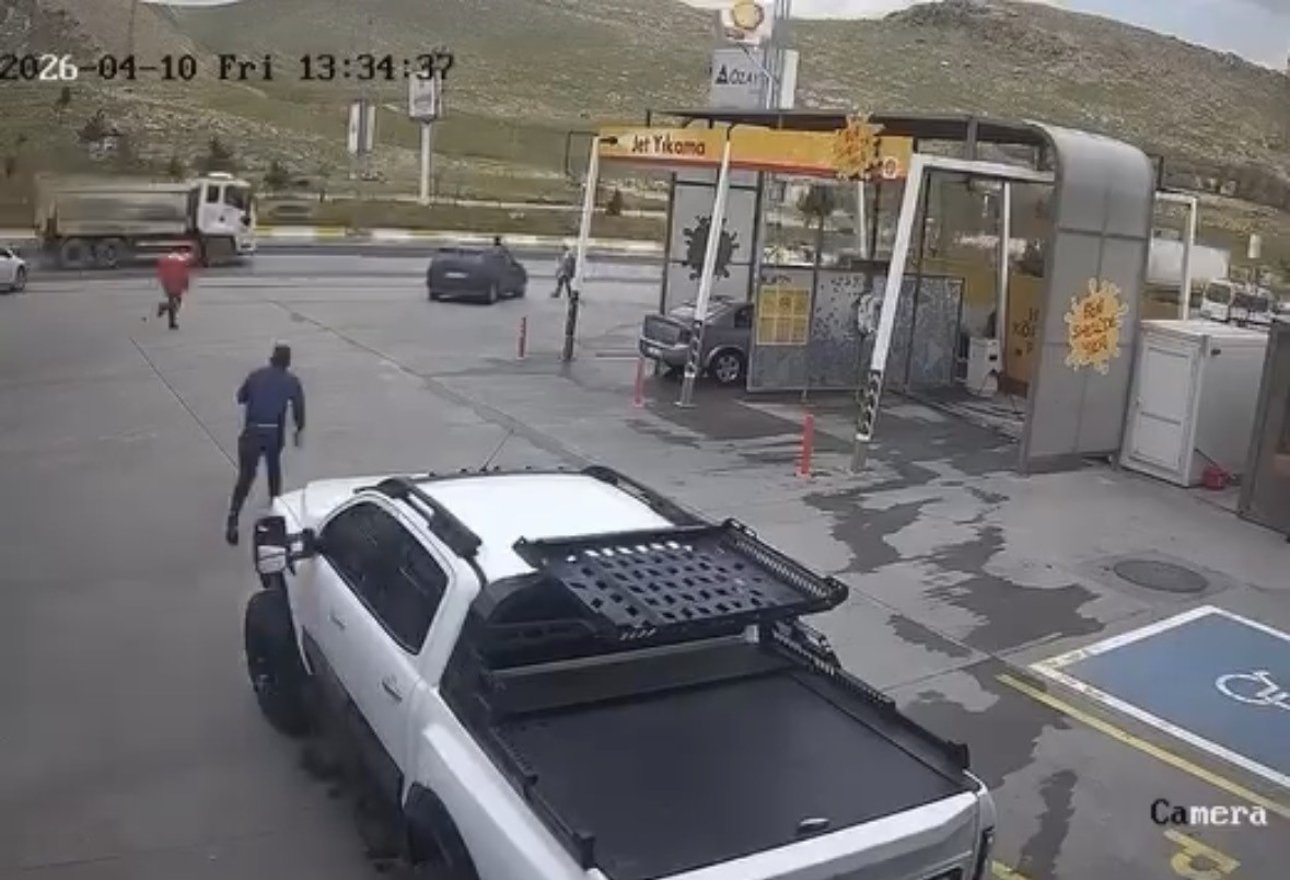 S&uuml;r&uuml;c&uuml;s&uuml;n&uuml;n el frenini &ccedil;ekmeyi unuttuğu otomobil anayola &ccedil;ıktı
