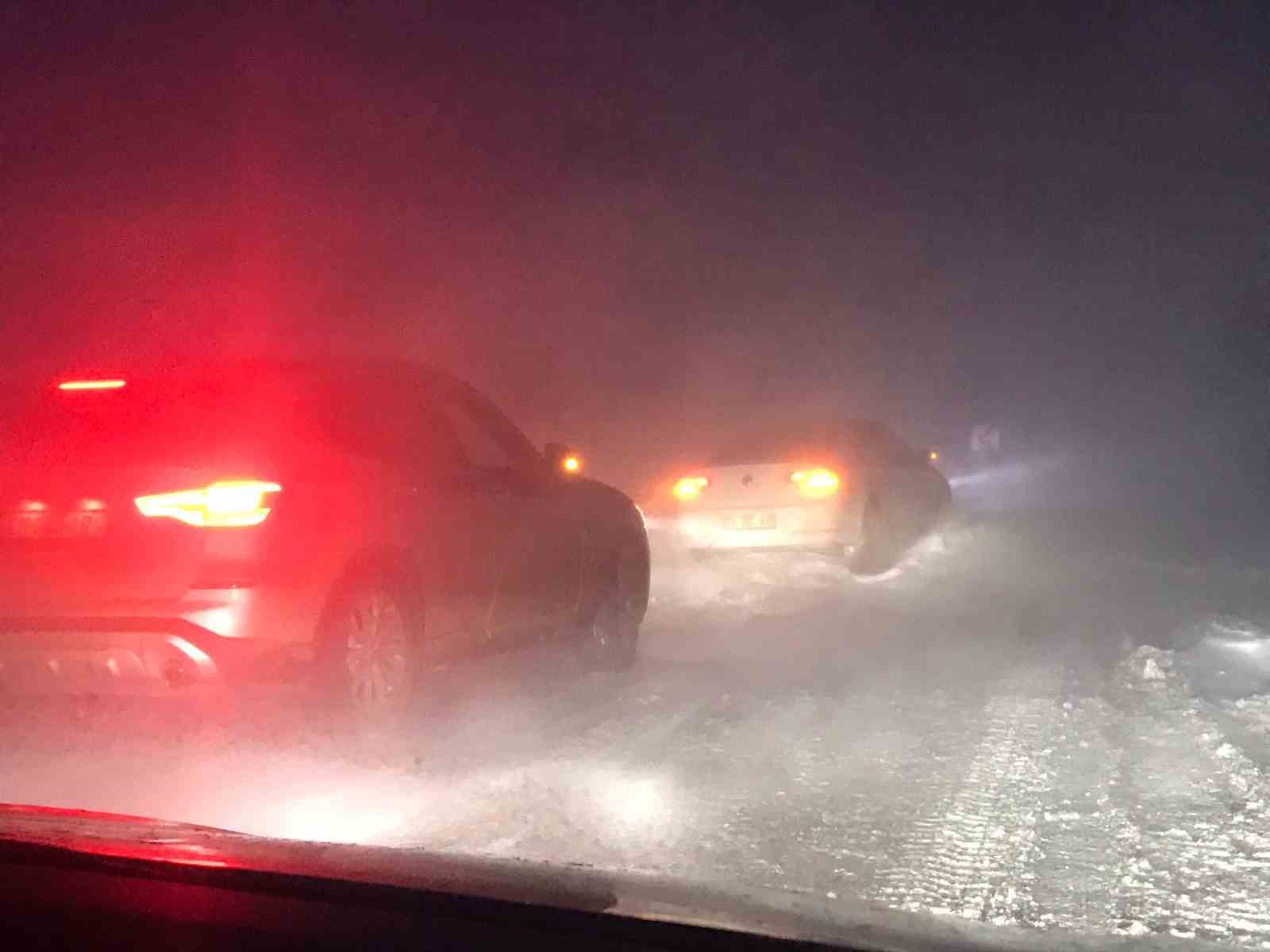 Ardahan-Ardanu&ccedil; kara yolu kar ve tipi nedeniyle ulaşıma kapatıldı
