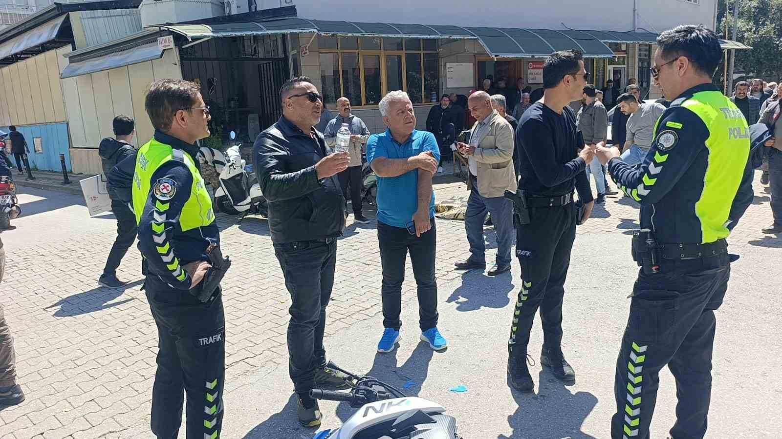 Motosiklet otomobile &ccedil;arptı , o anlar g&uuml;venlik kamerasına yansıdı:1 yaralı
