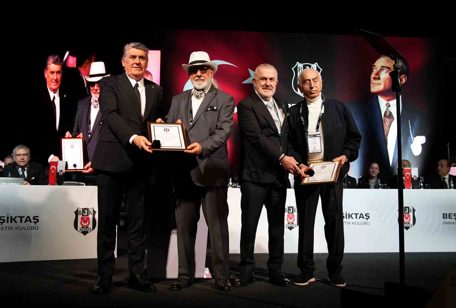 Ahmet &Uuml;rkmezgil: "Siyah-beyaz bayrağı hep birlikte daha y&uuml;kseklere taşıyacağız"
