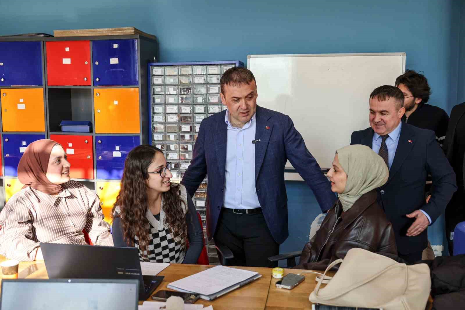 Vali S&ouml;zer Gen&ccedil;lik Merkezi&rsquo;ndeki faaliyetleri yerinde inceledi
