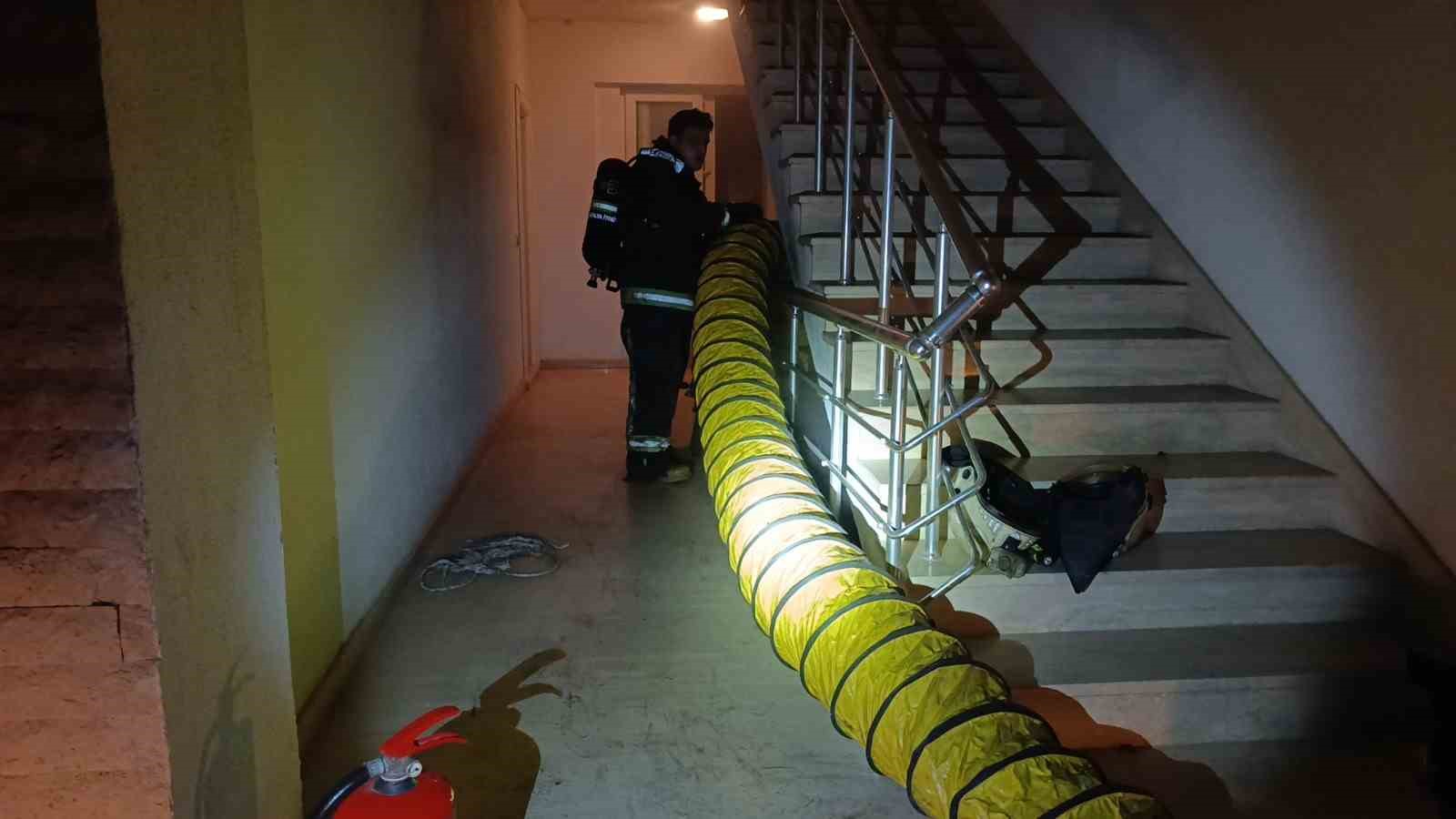 Manavgat&rsquo;ta site i&ccedil;erisinde &ccedil;ıkan depo yangını korkuttu
