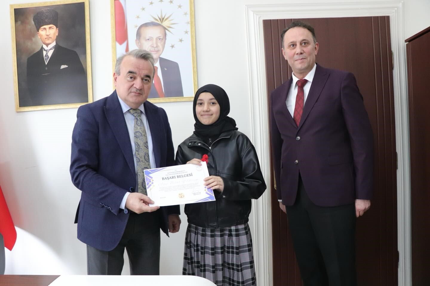 B&ouml;lge birincisi &ouml;ğrenciye Kaymakam &Ouml;zt&uuml;rk&rsquo;ten tebrik
