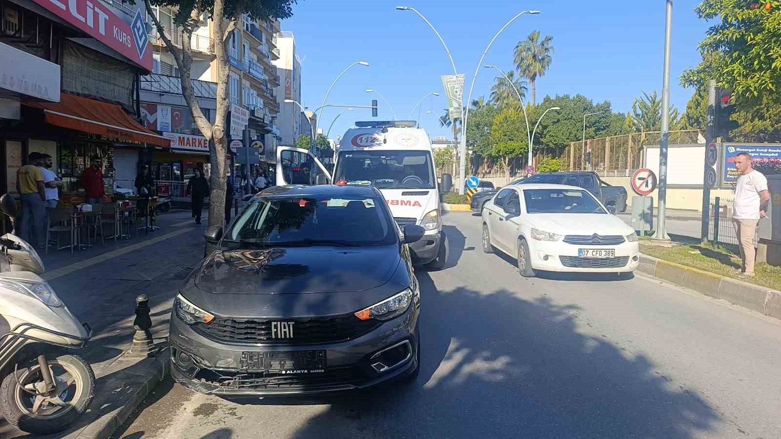 Otomobil ile motosikletin &ccedil;arpıştığı kazada 1 kişi yaralandı
