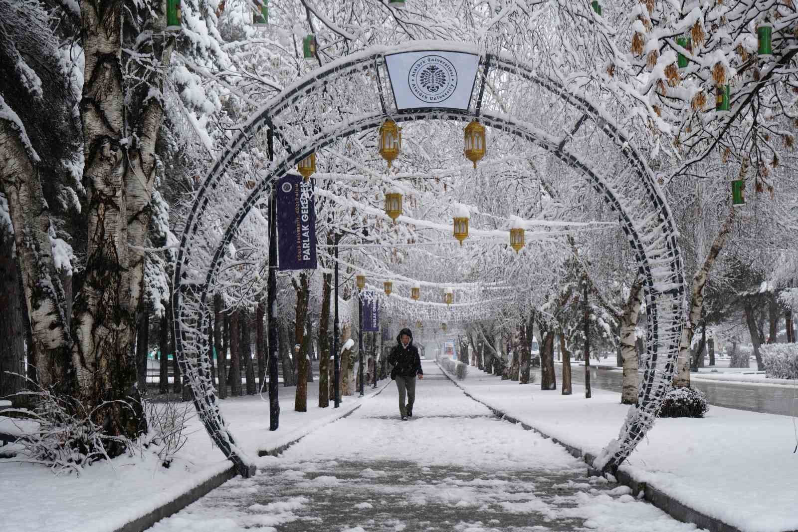 Erzurum’da kar kenti yeniden beyaza bürüdü