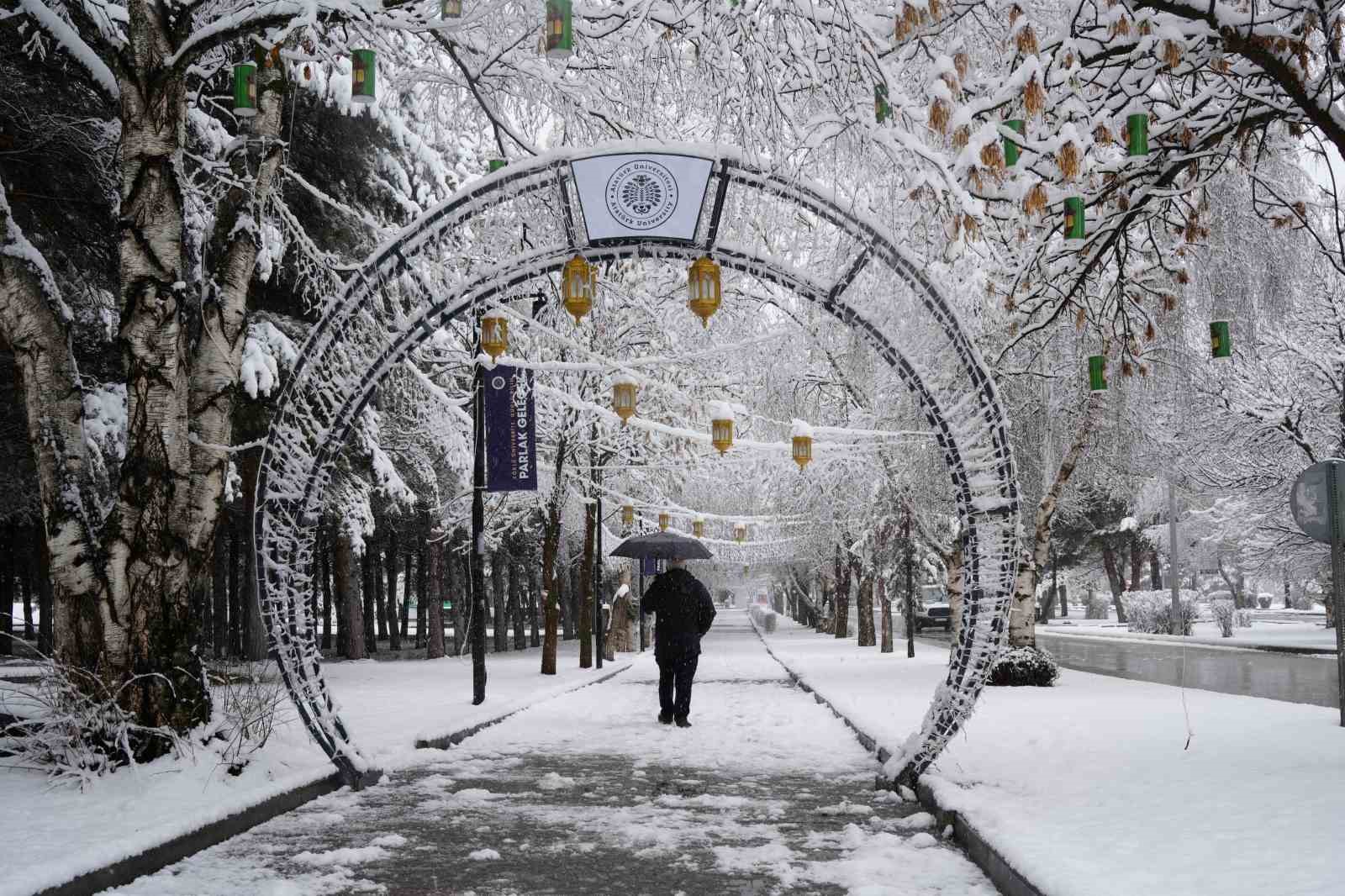 Erzurum’da kar kenti yeniden beyaza bürüdü