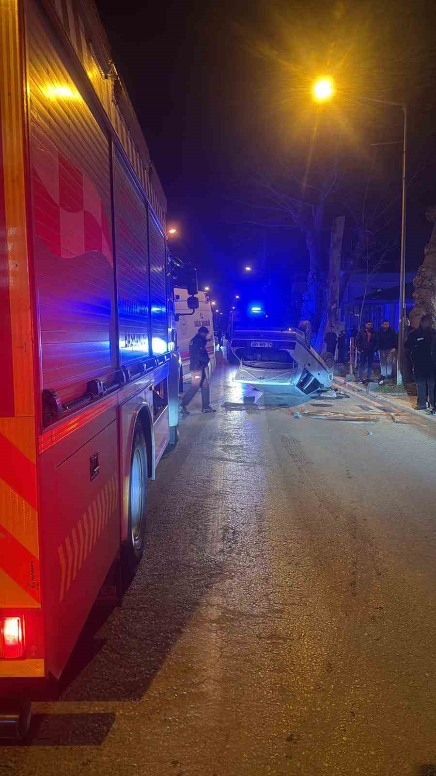 Balıkesir’de takla atan otomobildeki 2 kişi yaralandı