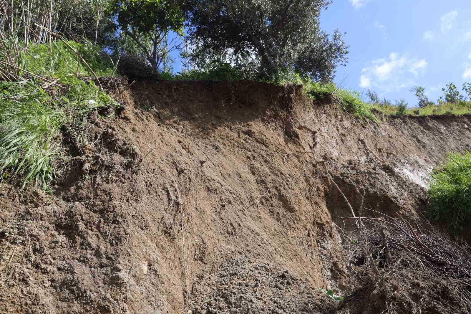 Hatay&rsquo;da heyelanda &ouml;n&uuml; toprakla dolan ahırda hayvanlar mahsur kaldı
