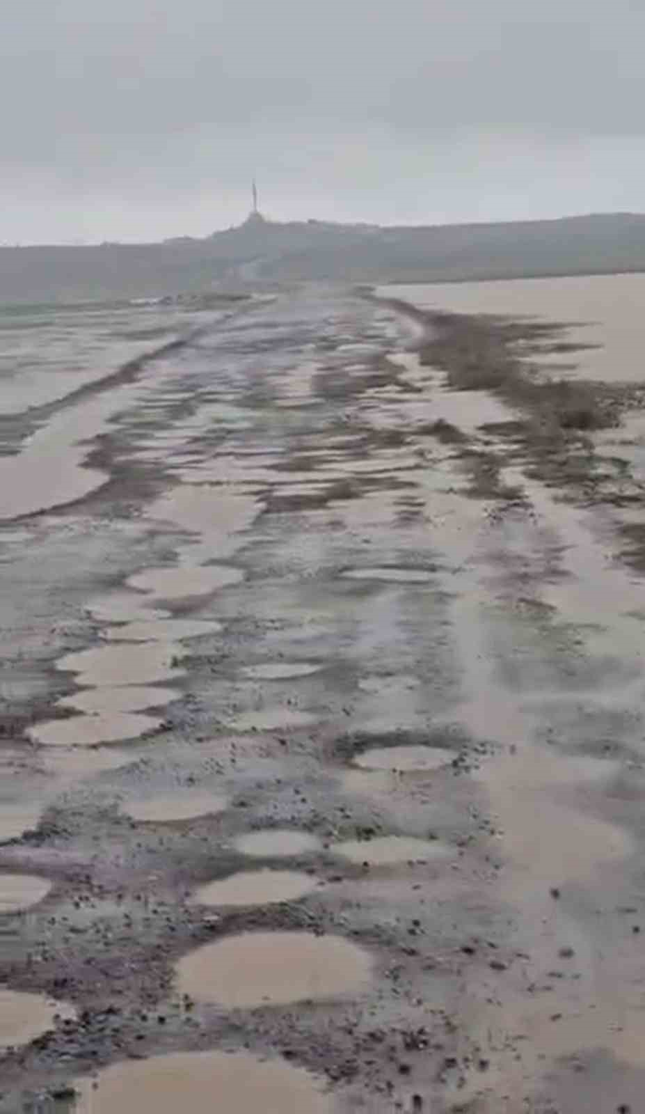 Diyarbakır’da bozuk yollarda su birikintileri oluştu