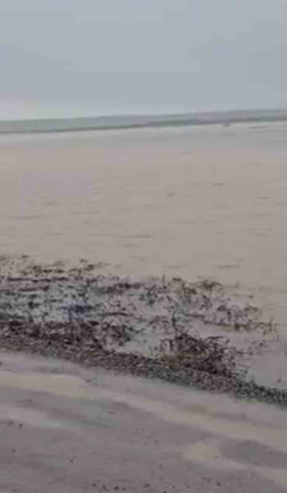 Diyarbakır&rsquo;da bozuk yollarda su birikintileri oluştu
