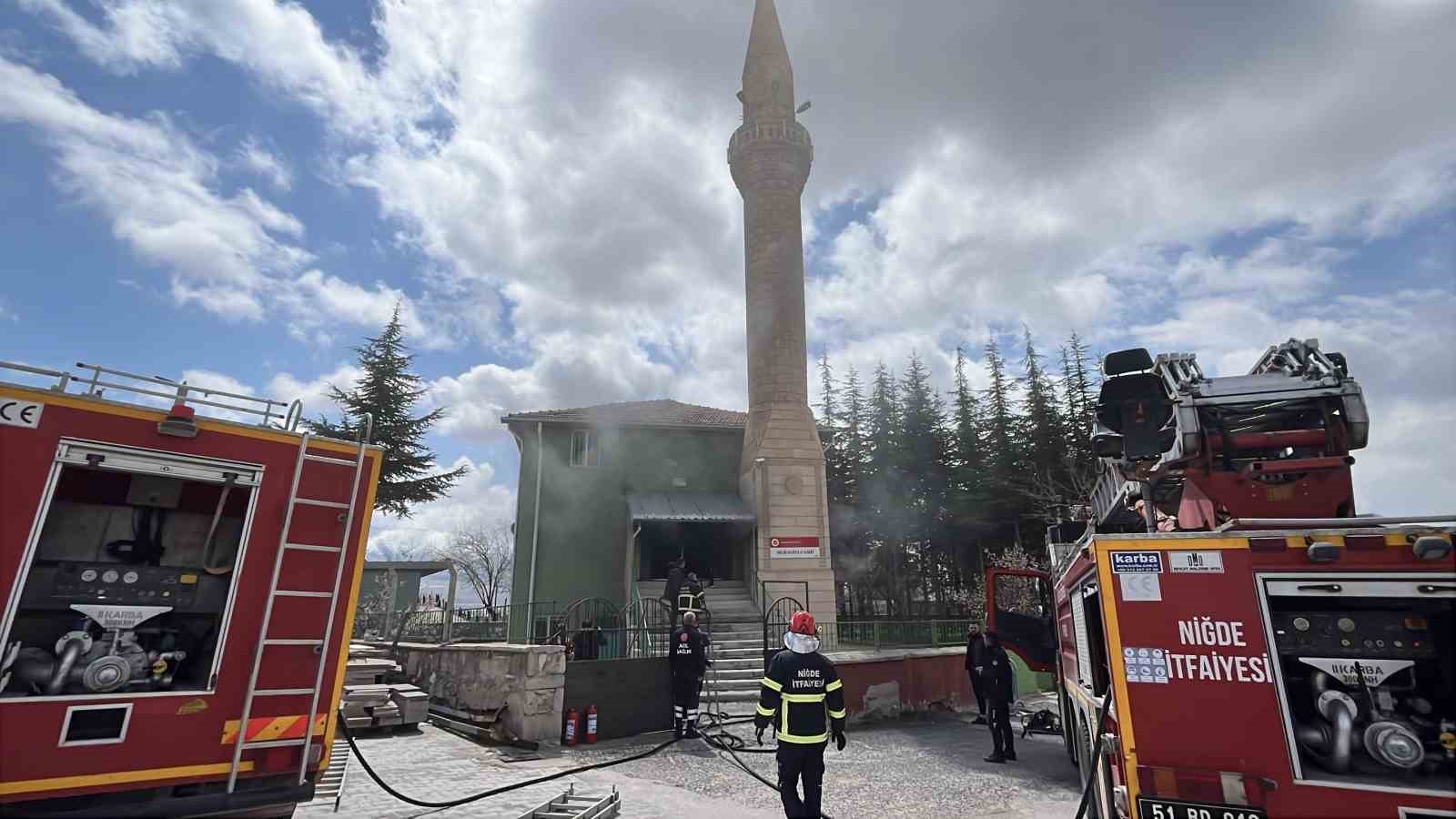 Niğde’de camide yangın, ekiplerin müdahalesi sürüyor