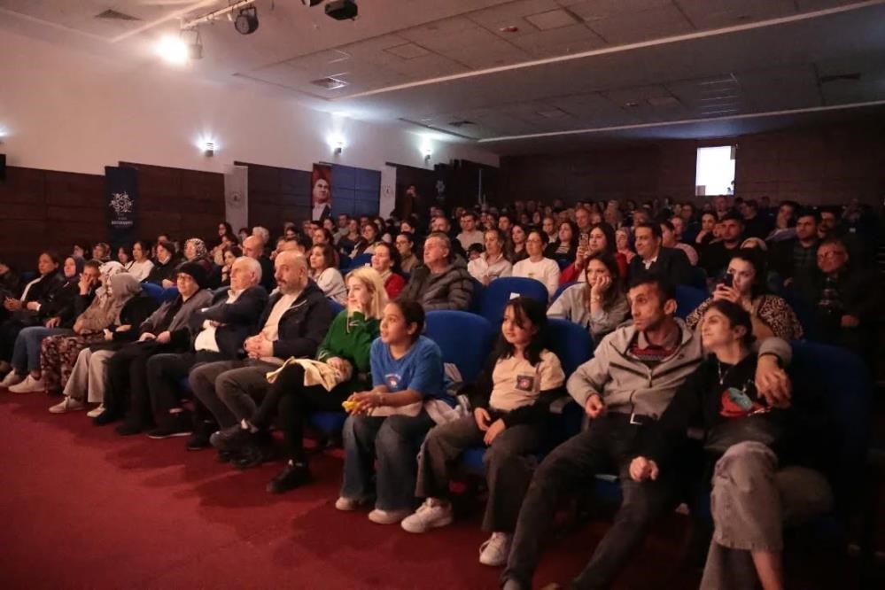 İncirliova&rsquo;daki tiyatro oyununa vatandaşlardan yoğun ilgi
