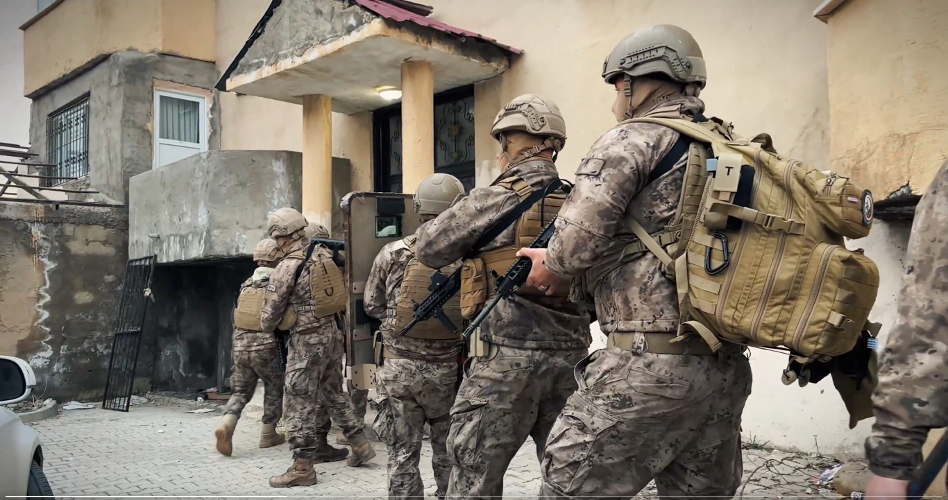 Hakkari’de kaçakçılık şebekesi çökertildi