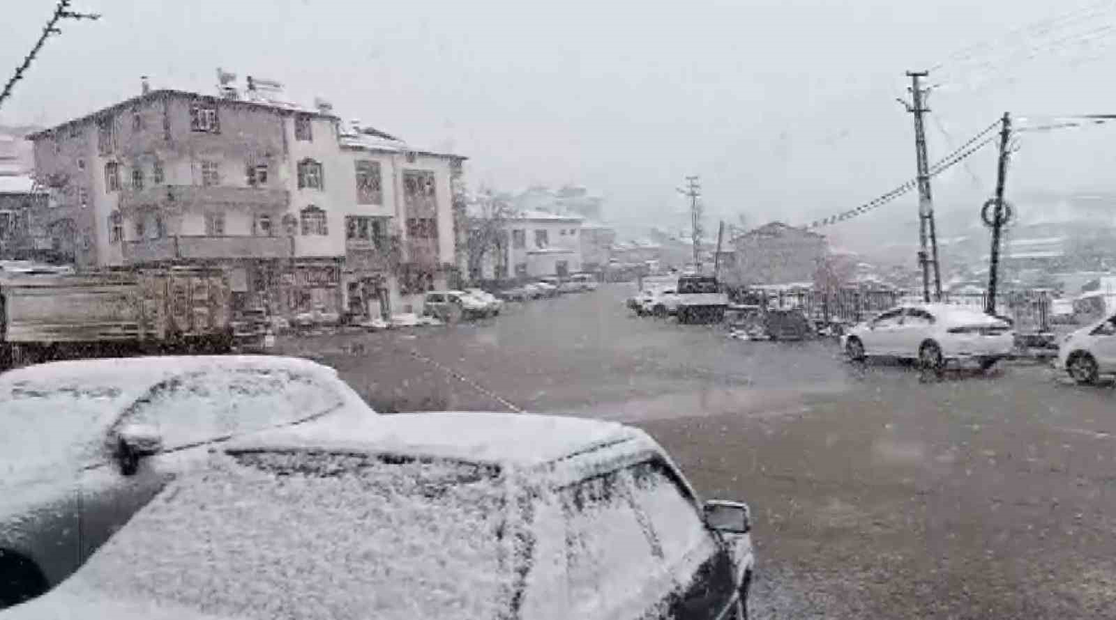 Çelikhan ilçesinde kar yağışı başladı