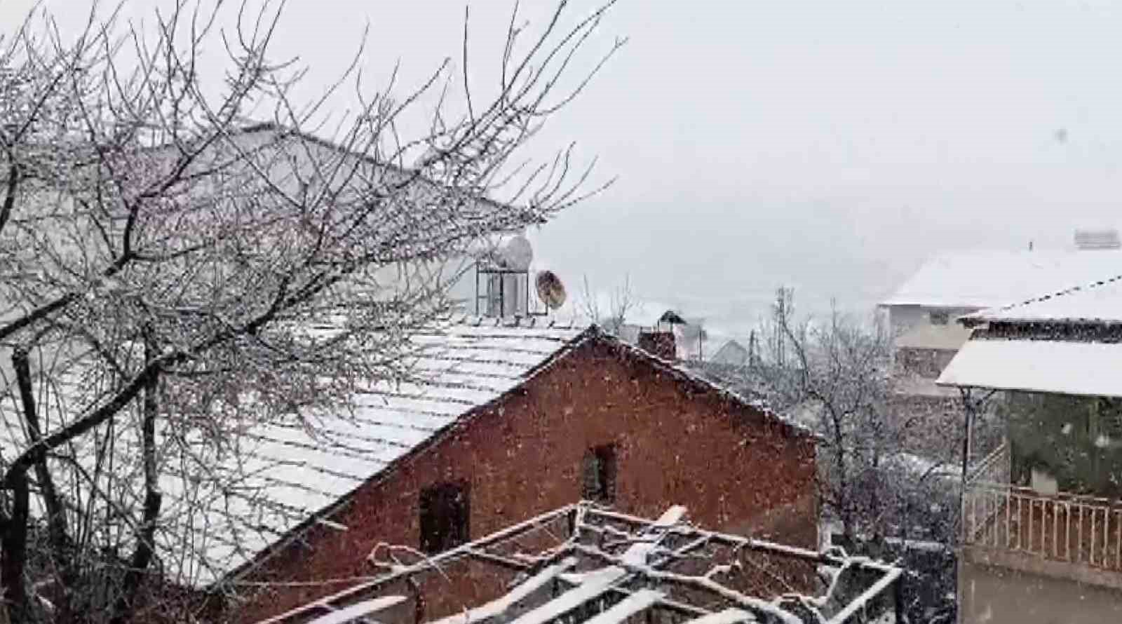 &Ccedil;elikhan il&ccedil;esinde kar yağışı başladı
